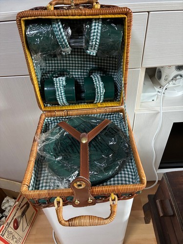 Picknickkorb mit plastik - mit,